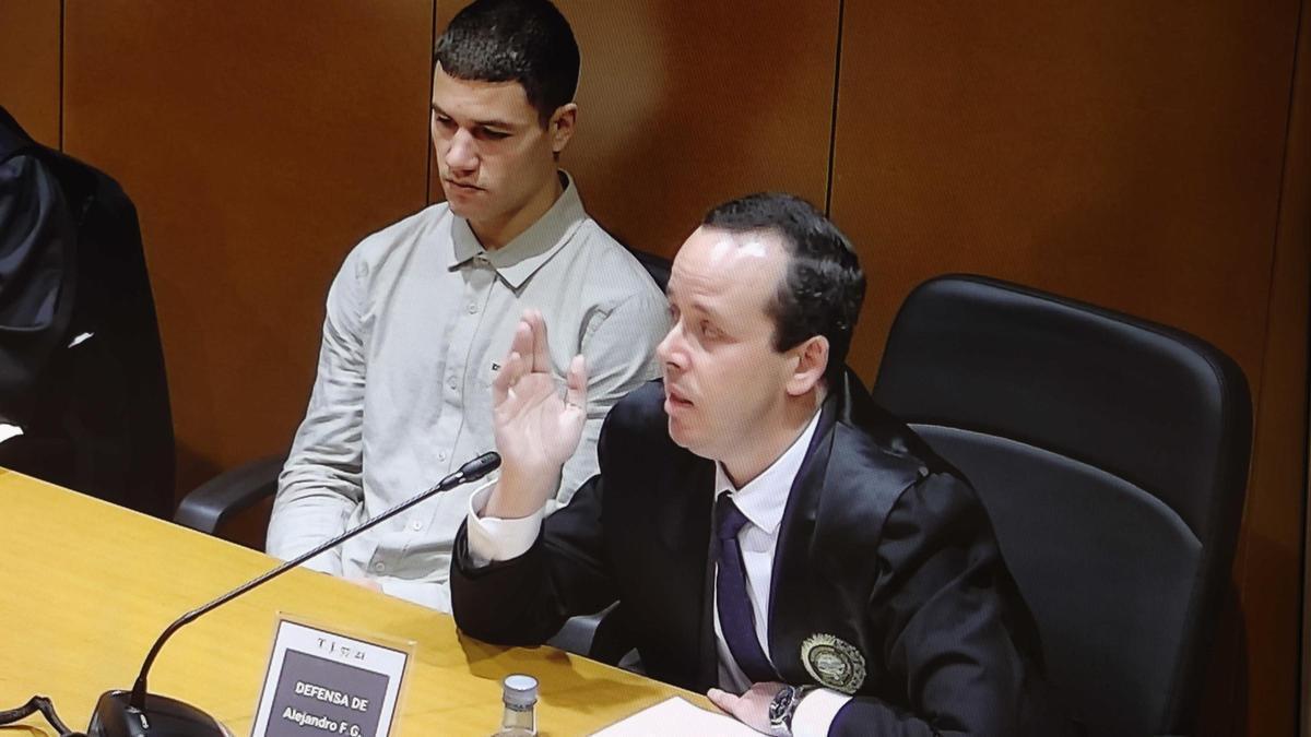 Alejandro Freire, 'Yumba', junto a su abogado en la última sesión del juicio del caso Samuel Luiz.