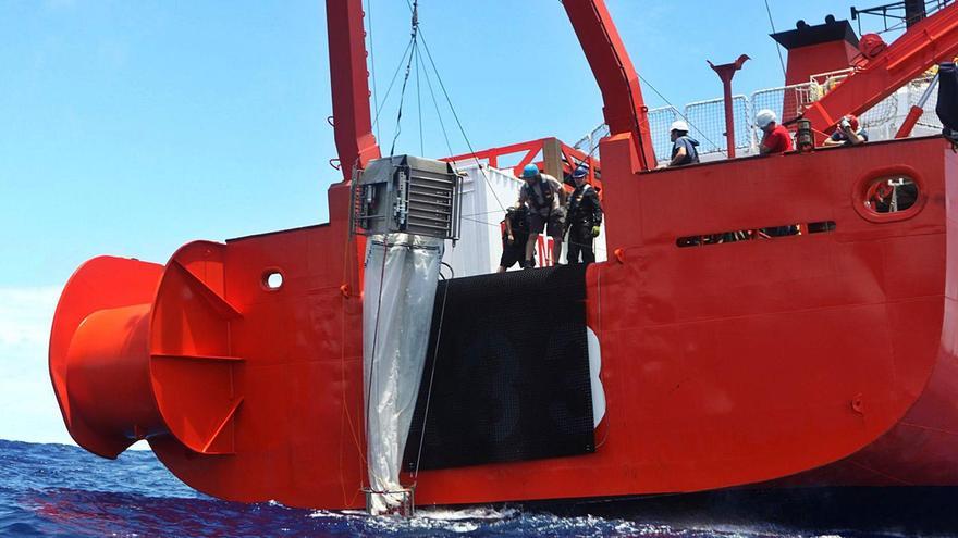 Momento del despliegue del sistema para capturar zooplancton en la Expedición Circunnavegación Malaspina a bordo del ‘Hespérides’.