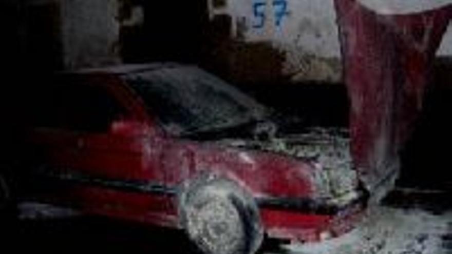 UN COCHE ARDE EN UNA CALLE SIN CAUSAR DAÑOS PERSONALES