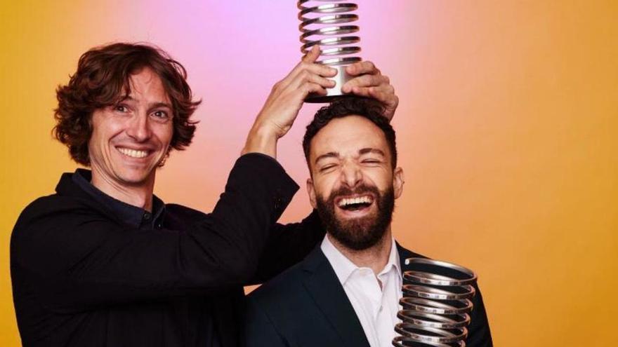 Javier Sainz y Bernardo Pajares (der.) con los premios.