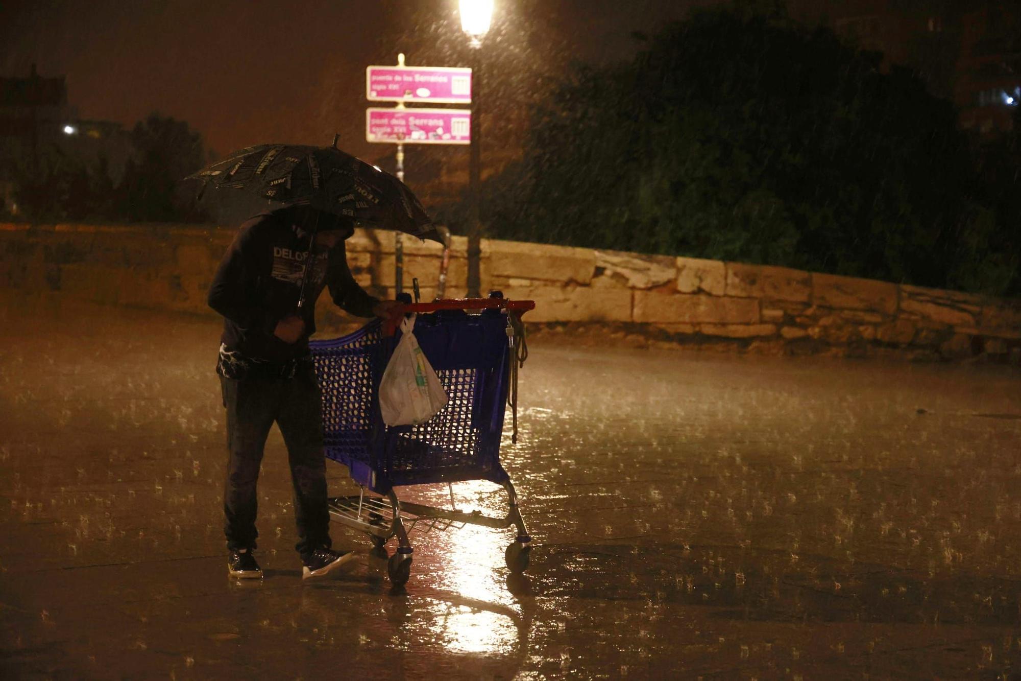 Las lluvias torrenciales descargan con fuerza en Valencia