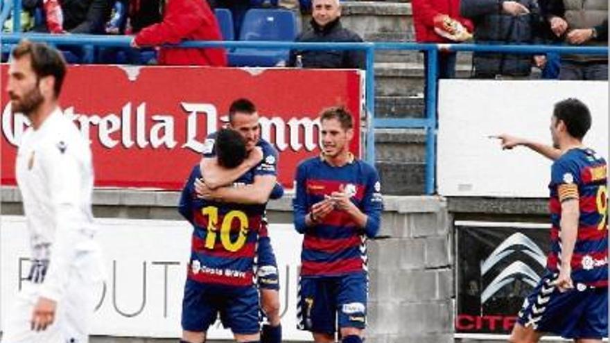 Natalio i Querol feliciten Pitu Comadevall després del gol de diumenge contra el Mallorca.