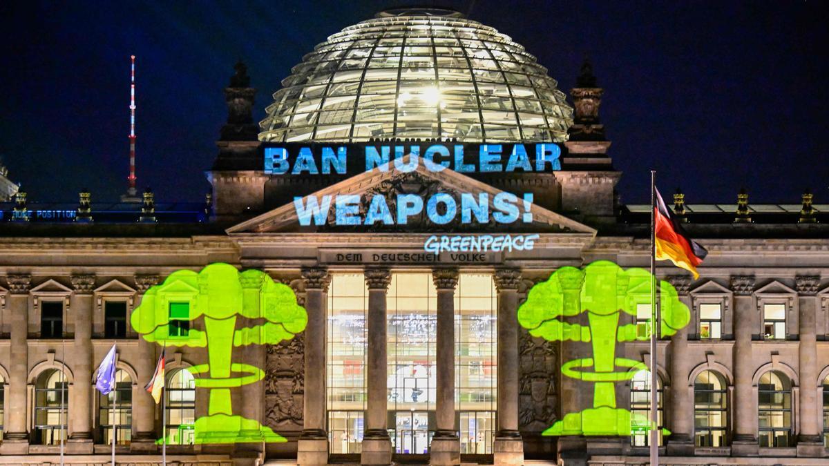 El Reichtag iluminado de verde por una campaña de Greenpeace contra el armamento nuclear.