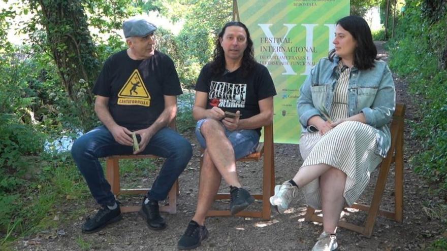 El presidente de Andaina, Antonio García (c.) y la de Ascedan, Magaly Couñago y Fon Conde en la presentación del festival.