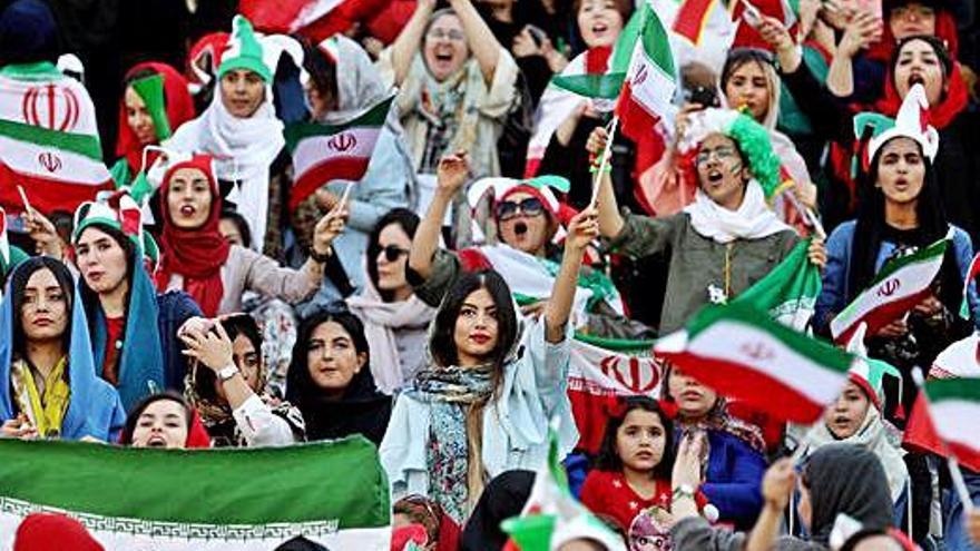 Unes 3.500 iranianes veuen per primera vegada un partit de futbol