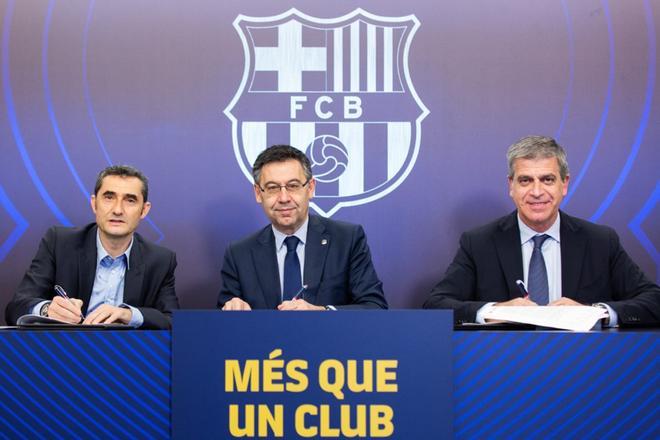 Ernesto Valverde ha firmado el contrato que le ligará con el Barcelona por una temporada más