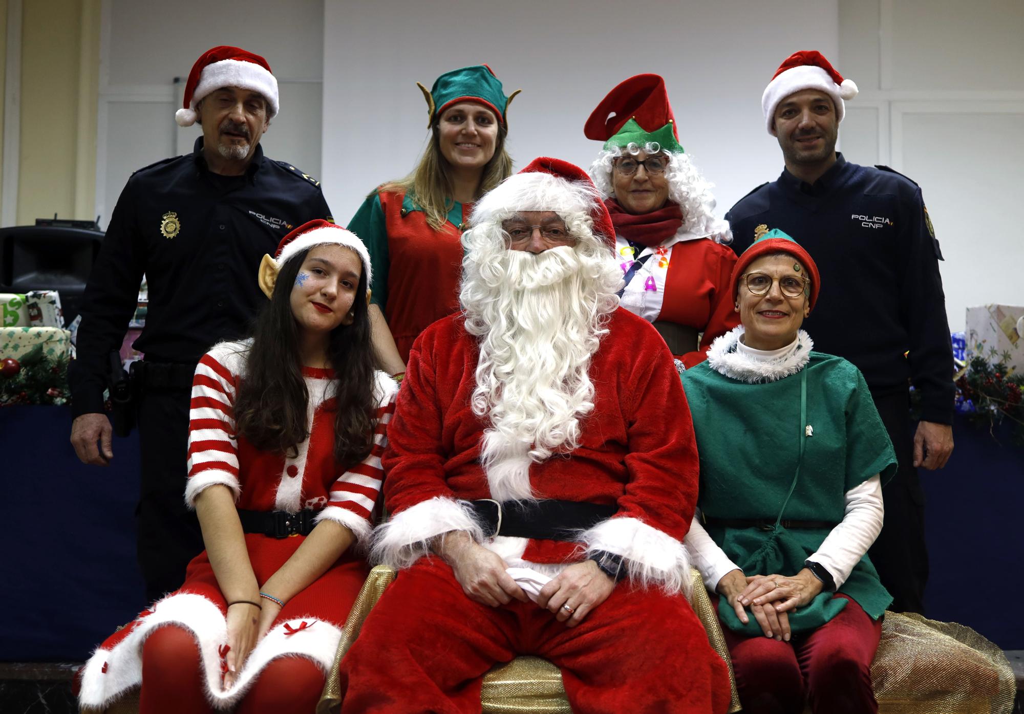 Papá Noel visita a los hijos de los agentes de Policía Nacional de Aragón