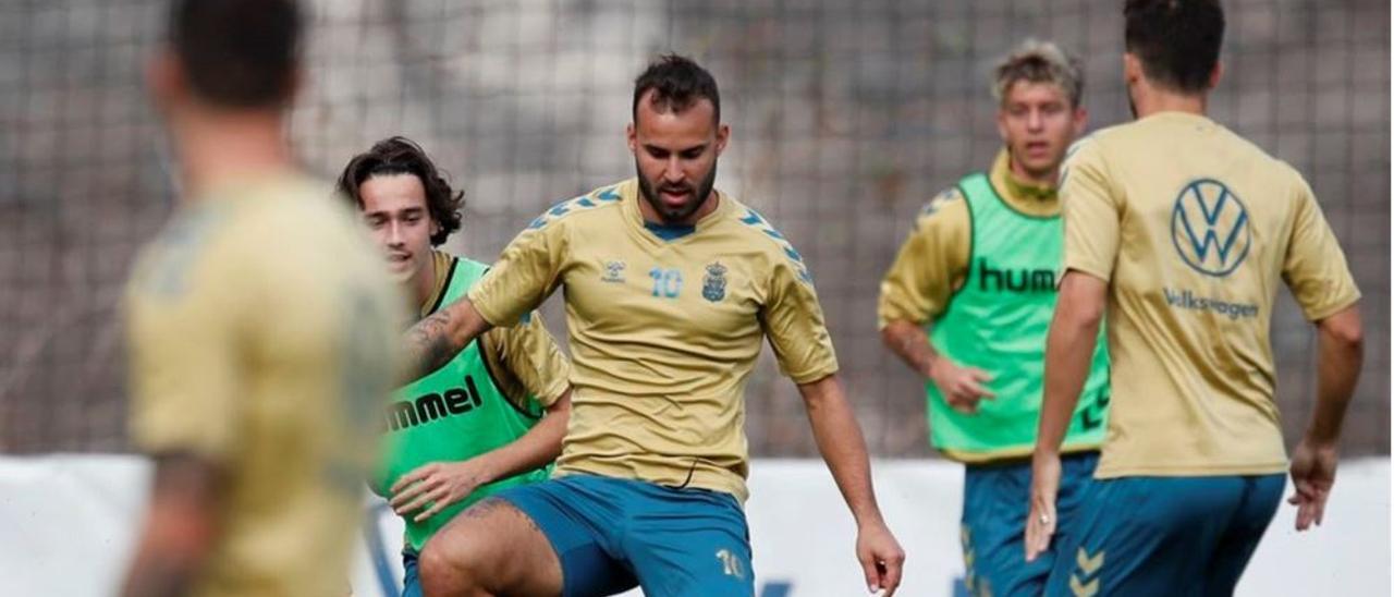 2 Jesé Rodríguez maneja el balón en el partidillo entre la UD y el llamado equipo Esperanza en el entrenamiento del jueves en Barranco Seco.