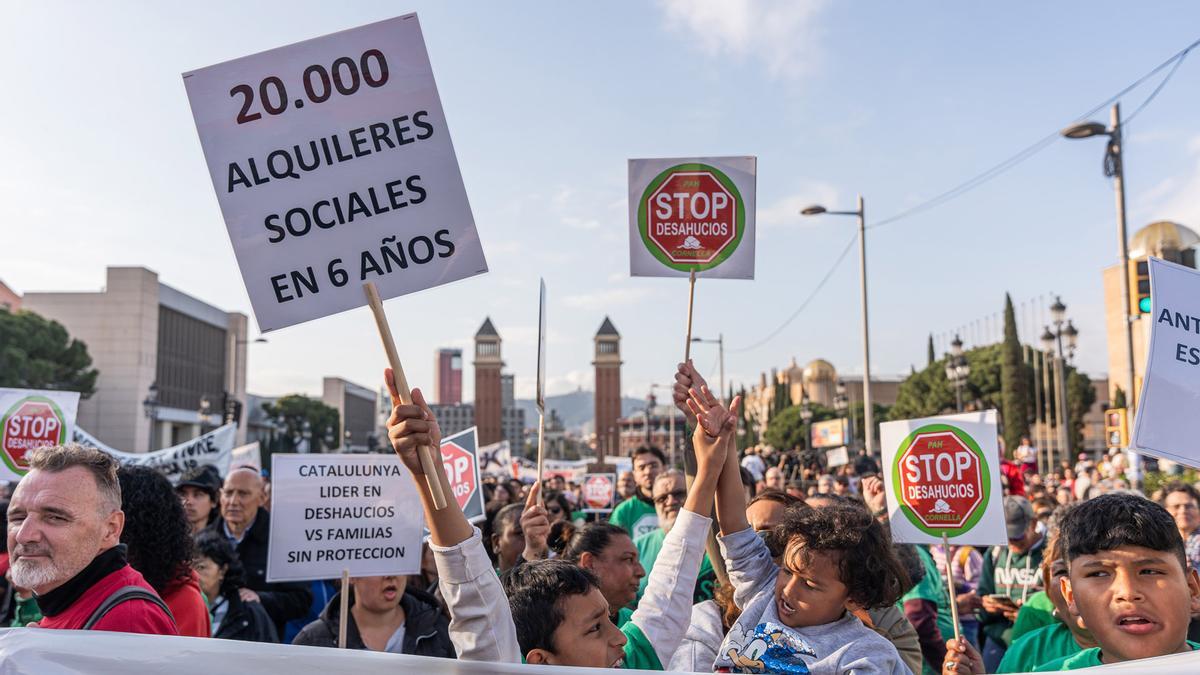 Manifestación masiva contra el precio abusivo de los alquileres y la ...