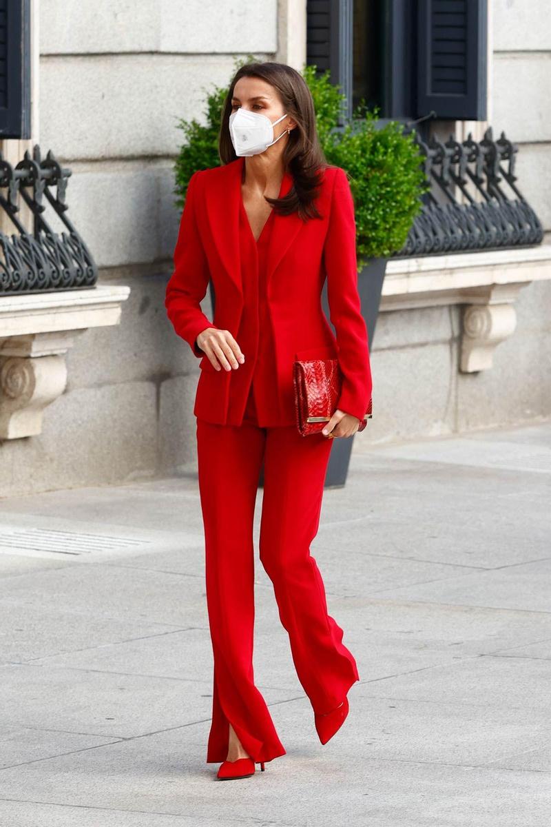 La reina Letizia con traje rojo de Roberto Torreta