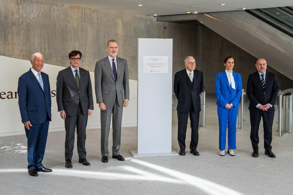 El Rey Felipe VI en la inauguración este viernes del CaixaResearch Institute en Barcelona, junto al president Illa, Isidre Fainé (presidente de la Fundación La Caixa) y la ministra de Sanidad, Mónica García.