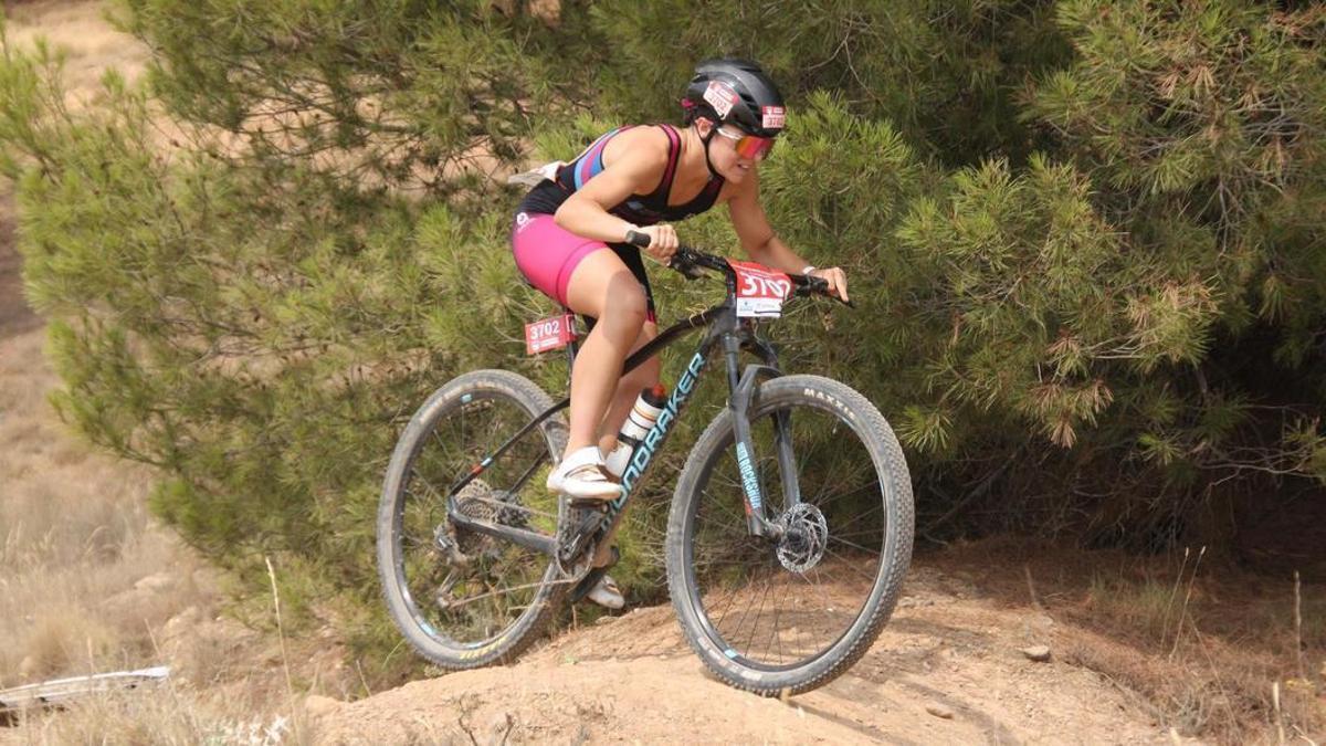 La triatleta alicantina Luz Ferrandez Montesinos, en una de las pruebas de esta temporada.