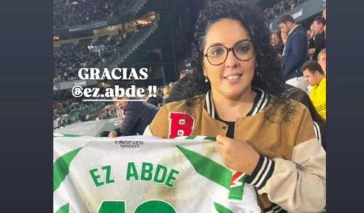 Una aficionada verdiblanca con la camiseta de Abde Ezzalzouli