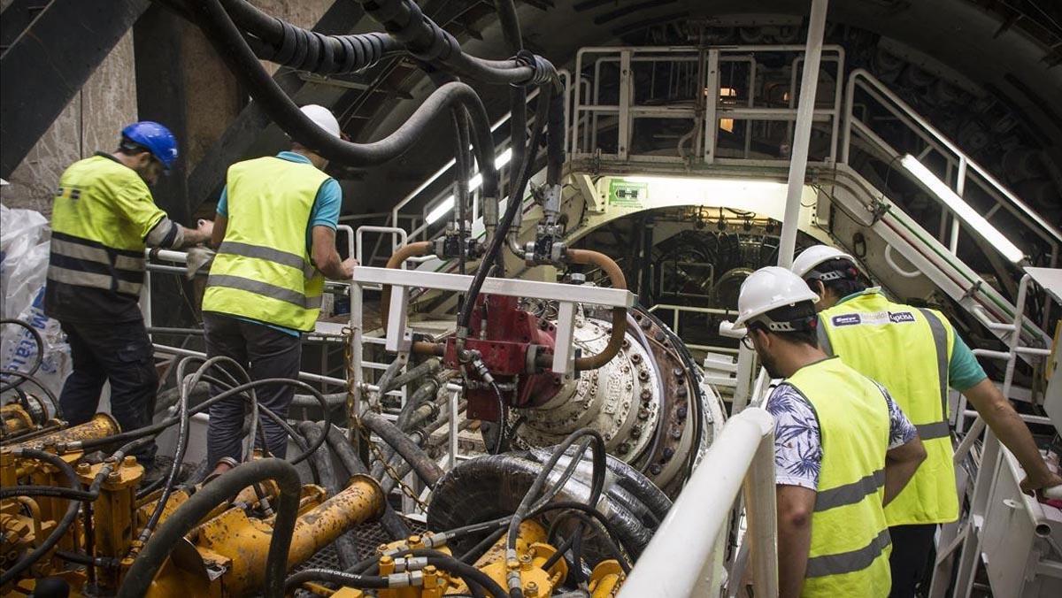 La tuneladora que ha començat a perforar el túnel des del Prat, que arribarà des de la T-1 de l’aeroport.