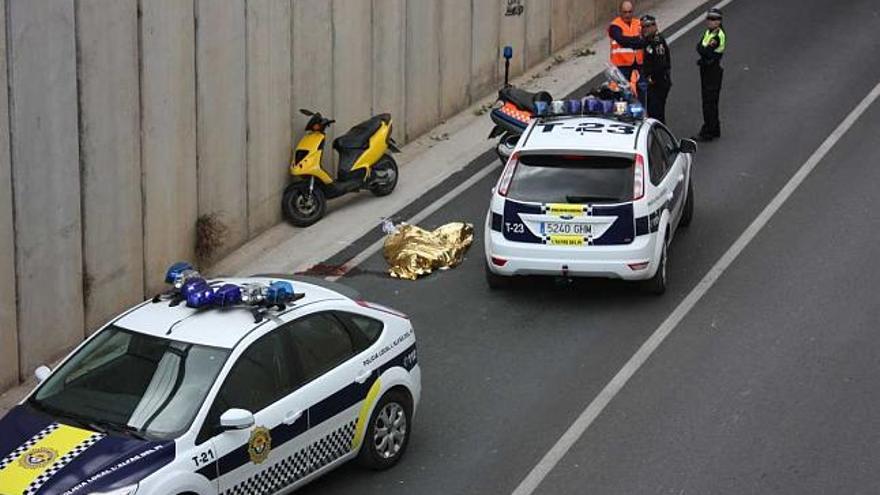 En el lugar del accidente se aprecia claramente el punto donde se golpeó la joven tras perder el control de la moto