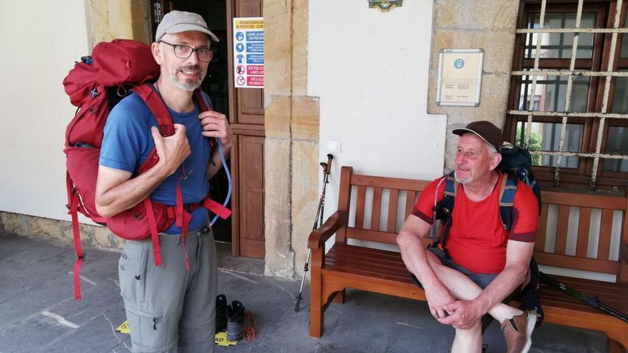 Por la izquierda, Daniel Enderlen y Daniel Burtschy, franceses de Alsacia, en el albergue poleso. | L. P.