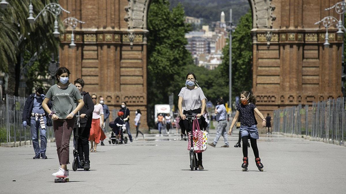 Transeúntes y deportistas vuelven al paseo de Sant Joan de Barcelona, este sábado 2 de mayo, primer día de permiso