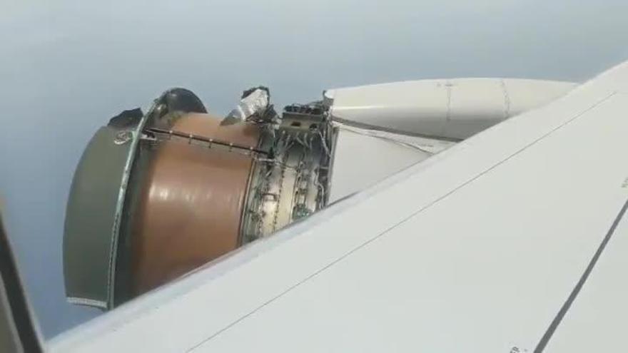 Terror en cabina: Estalla el motor derecho de un avión en pleno vuelo