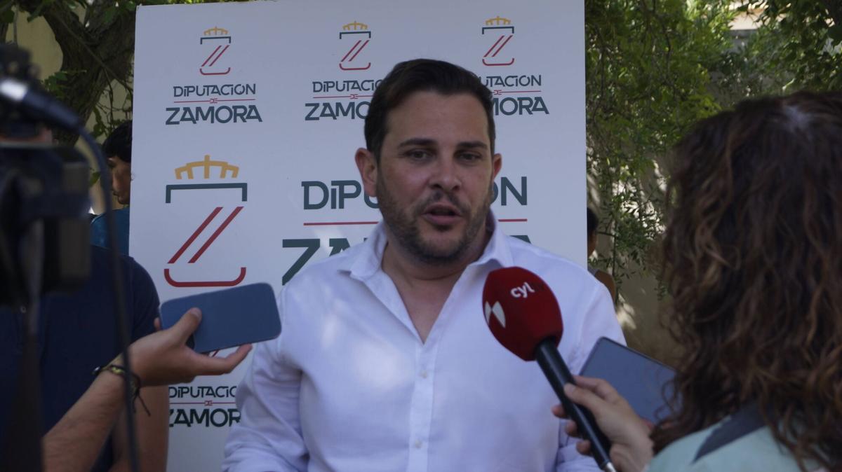 Visita del presidente en funciones de la Diputación de Zamora, Víctor López de la Parte y el diputado de Juventud y Deportes, Juan del Canto Sevillano al Campamento de Transfronterizo 2025. Fundación Rei Afonso Henriques, Zamora.
