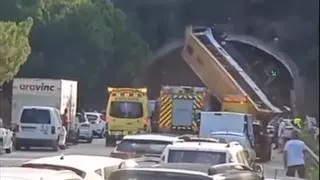 Accidente de autobús en la C-32 de Barcelona hoy: rescate de los trabajadores de Inditex en el túnel de Tordera, última hora en directo