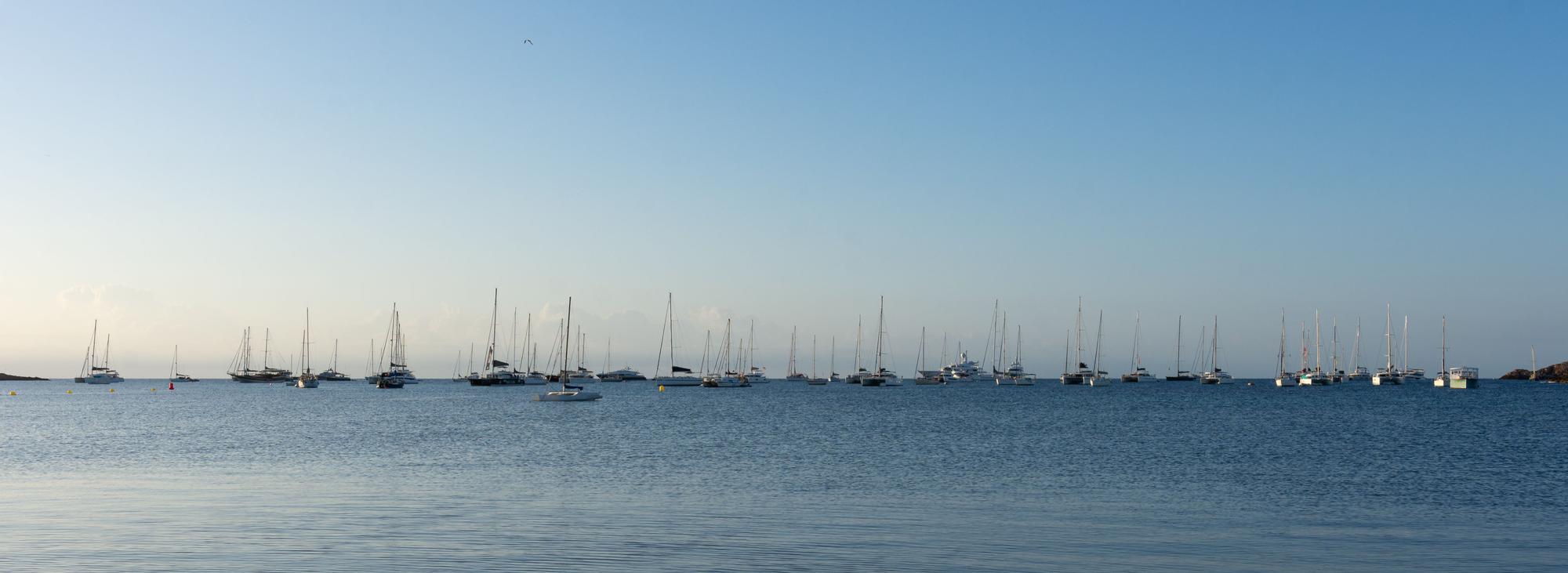 El horizonte de Ibiza queda oculto tras los barcos