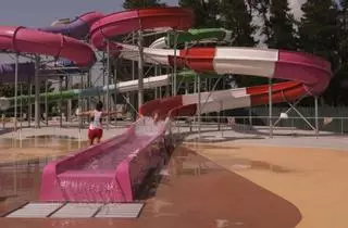 Primer chapuzón en el parque acuático de Monterrei