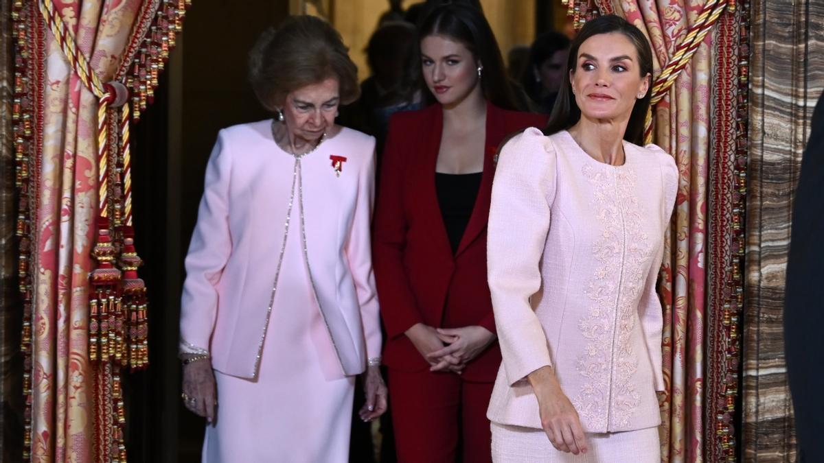 Sofía, Letizia y Leonor, este viernes en el Palacio Real, en el acto de imposicón del Toisón a la madre del Rey, Felipe González, Miquel Roca y Miguel Herrero Rodríguez de Miñón.
