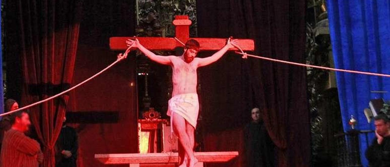 Escena de la crucifixión de Cristo en la iglesia de Celanova. // J. Regal