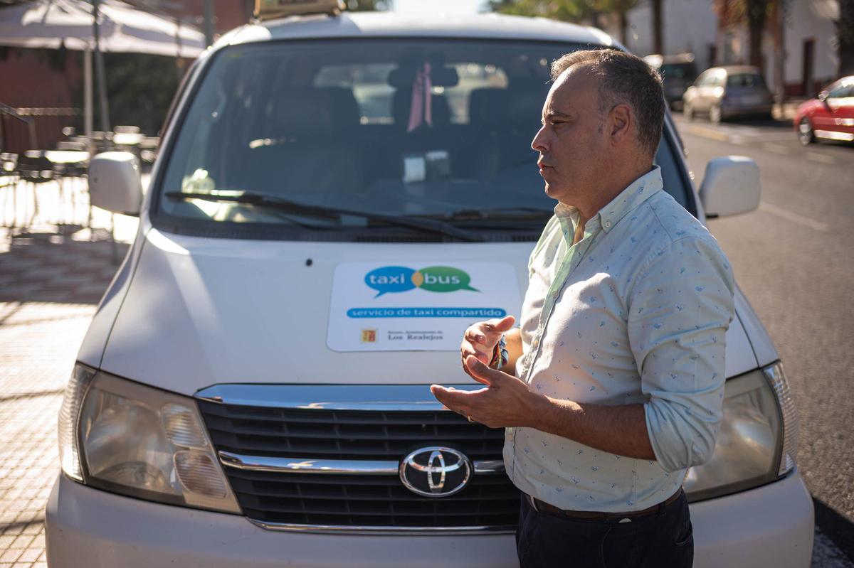 El concejal de movilidad, Alexis Hernández, junto al taxi