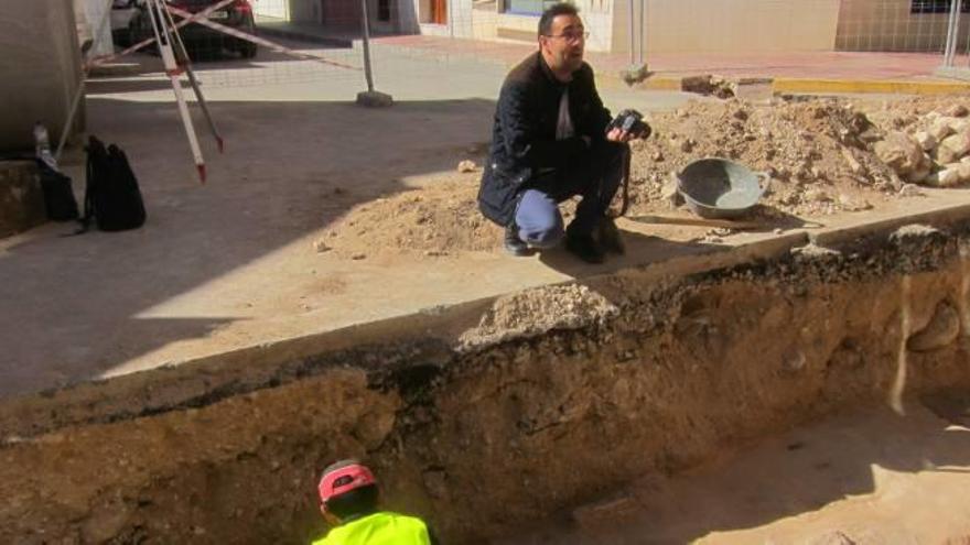 Los arqueólogos en la zona donde han aparecido los vestigios del siglo XVII.