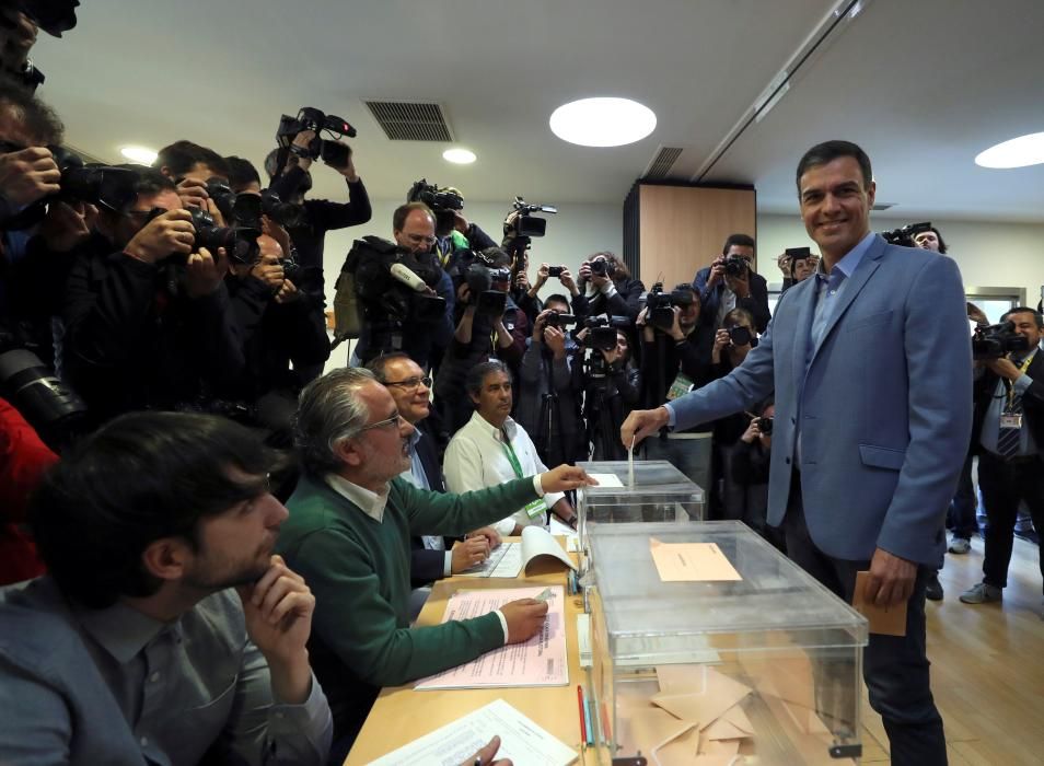 El presidente del Gobierno, Pedro Sánchez, durante el momento de votar.