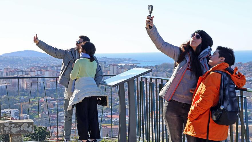 Gente tomando fotografías este fin de semana soleado en O Castro.