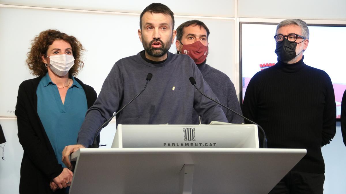 El diputat de la CUP i secretari tercer de la Mesa, Pau Juvillà, en roda de premsa acompanyat de diputats del seu grup
