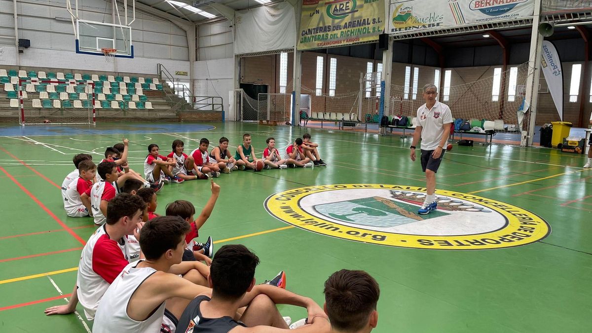 Moncho Fernández departe con los participantes del campus del Monbus Obradoiro de Lalín