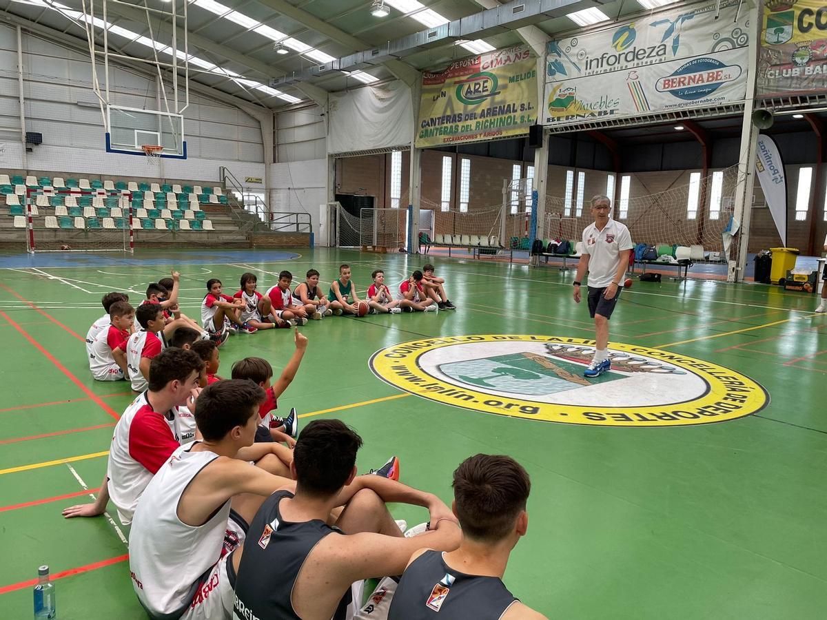 Moncho Fernández departe con los participantes del campus del Monbus Obradoiro de Lalín