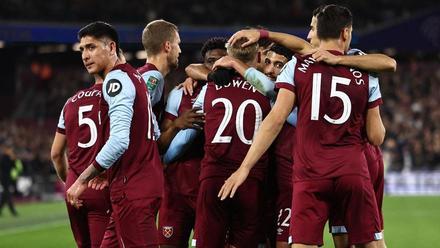 Los hammers celebran uno de sus goles ante el Arsenal