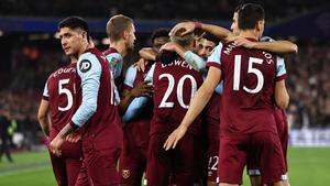 Los hammers celebran uno de sus goles ante el Arsenal