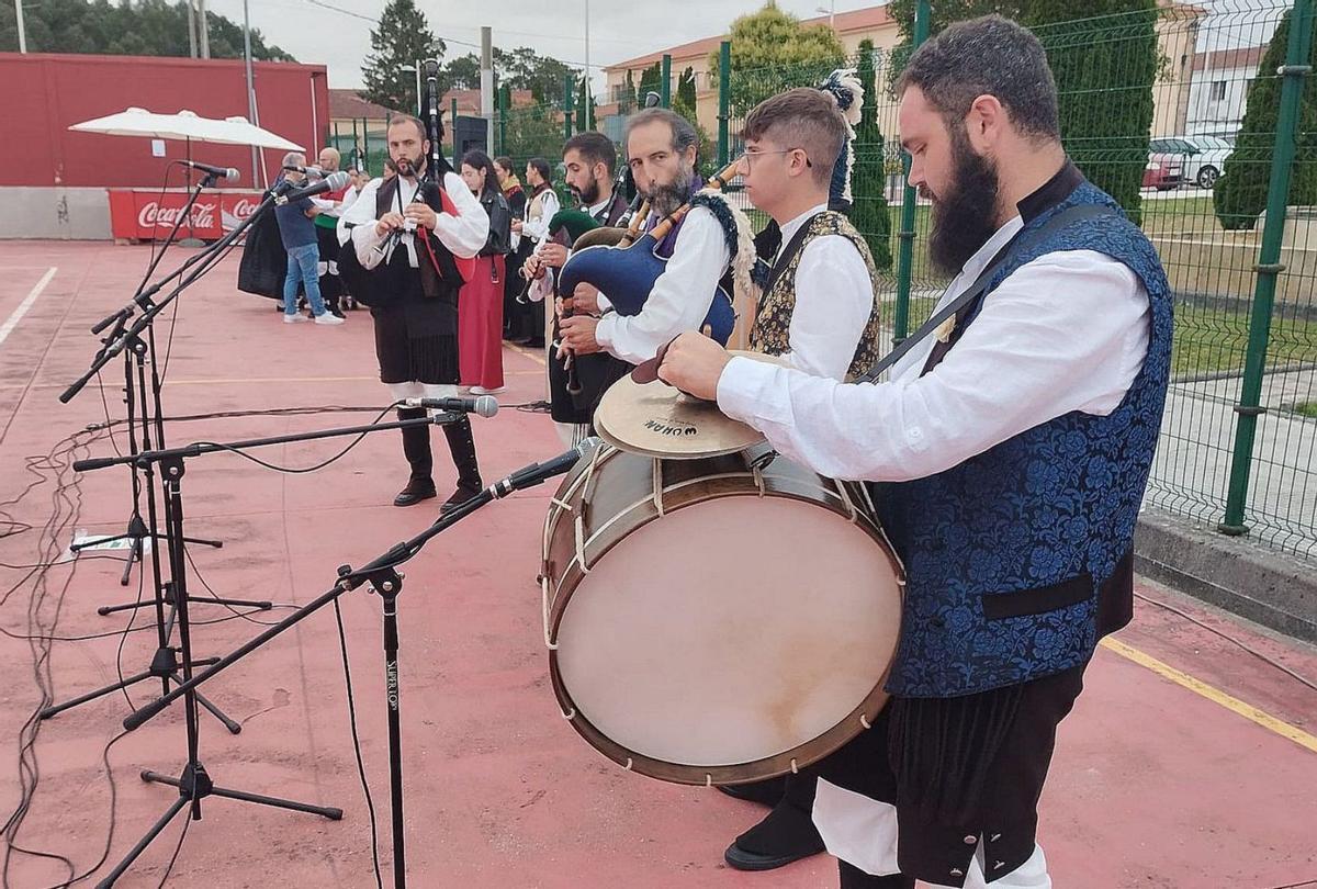 Actuación del grupo de gaitas Penaguda. |   // T.H.