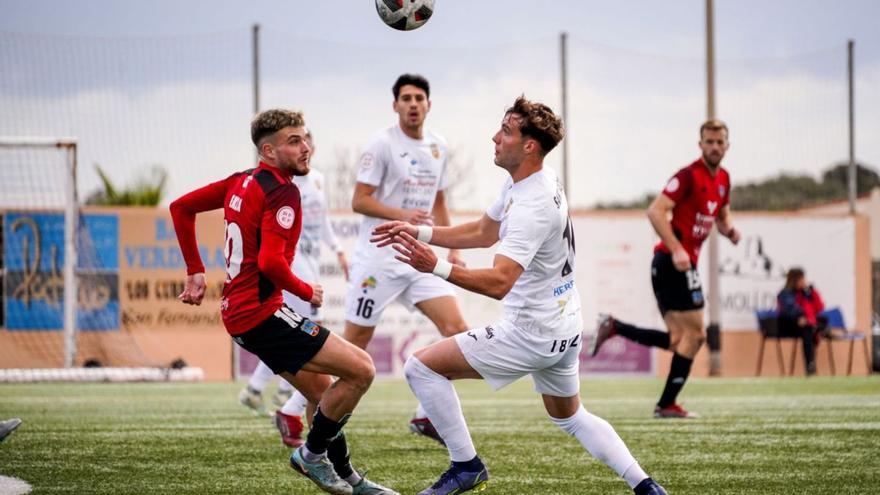 El centrocampista rojinegro Julen Ekiza pugna por hacerse con el balón en una acción de juego en el derbi pitiuso de este domingo frente al peñista Samu Vázquez.    | P.D.