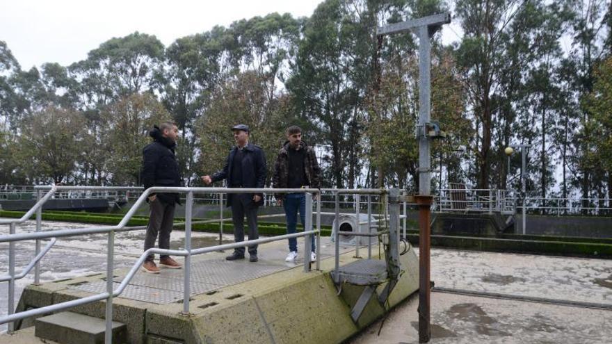 Félix Juncal, Xosé Leal y Alberto Moital durante la visita, en uno de los reactores biológicos. |   // G.NÚÑEZ