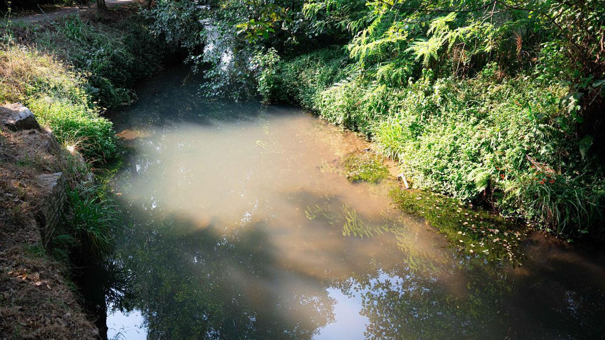 Vertido de aguas residuales al río Lagares, en Vigo, el verano pasado.