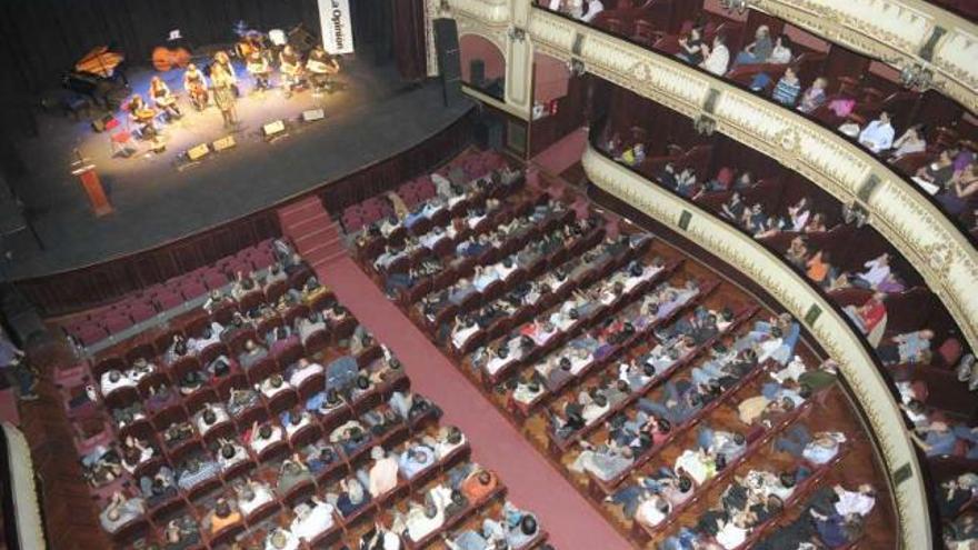 Asistentes a unha gala dos PREMIOS OPINIÓN de música folk celebrada no teatro Rosalía. / la opinión