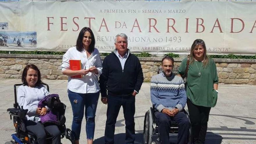 Los ediles y los representantes de colectivos de Sabarís, ayer.