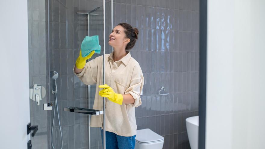 Trucos de limpieza: los tres ingredientes con los que puedes dejar la mampara de la ducha como nueva en unos segundos