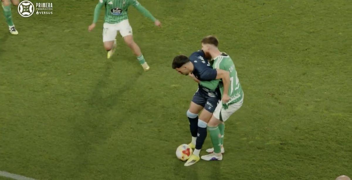 Álex Zalaya, jugador del Racing de Ferrol, fue expulsado por morder a Álvaro Marín, del Celta Fortuna