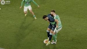 Álex Zalaya, jugador del Racing de Ferrol, fue expulsado por morder a Álvaro Marín, del Celta Fortuna