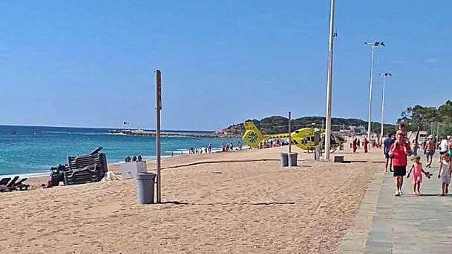 L&#039;helicòpter del SEM a la platja Gran de Castell-Platja d&#039;Aro.