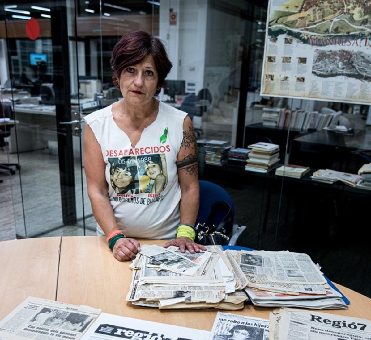 Mari Carme Òrrit a les instal·lacions de Regió7 amb informacions publicades sobre el cas