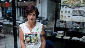 Mari Carme Òrrit a les instal·lacions de Regió7 amb informacions publicades sobre el cas