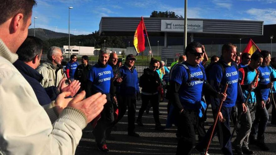 Los trabajadores de Lantero parten de O Pousadoiro para sumarse a la marcha de la dignidad. // Iñaki Abella